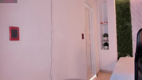 Snapshot of carina_rossi chatting on October 16, 2025, 1:01 pm Carina online show from October 16, 2025, 1:01 pm