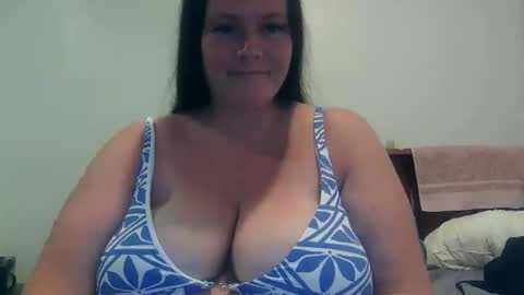 carinabro10 online show from November 3, 2025, 2:35 am