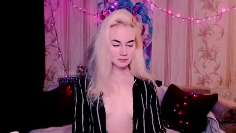 Snapshot of carinfox chatting on June 22, 2026, 6:27 pm Carin online show from June 22, 2026, 6:27 pm