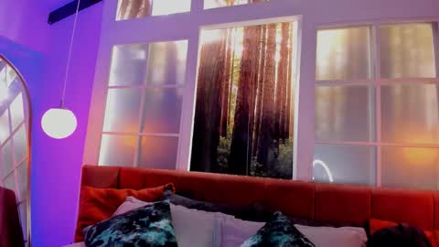    online show from October 15, 2025, 7:58 pm