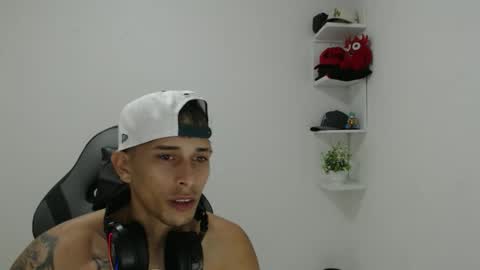 carlossmi01 online show from November 9, 2025, 2:54 am