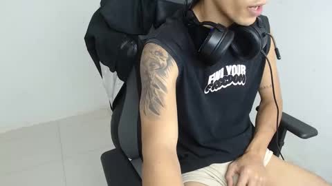 carlossmi01 online show from December 2, 2025, 4:46 pm