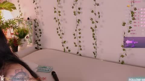 Snapshot of carlymilton chatting on April 29, 2026, 9:32 pm Carly online show from April 29, 2026, 9:32 pm