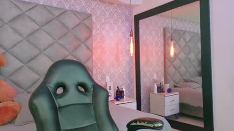 caro_adams1 online show from November 17, 2025, 12:44 pm