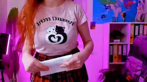 Snapshot of carol_carmen chatting on February 4, 2026, 10:15 pm Carol online show from February 4, 2026, 10:15 pm