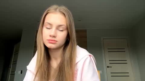 Snapshot of carolecronan chatting on December 18, 2025, 8:31 am Lisa online show from December 18, 2025, 8:31 am