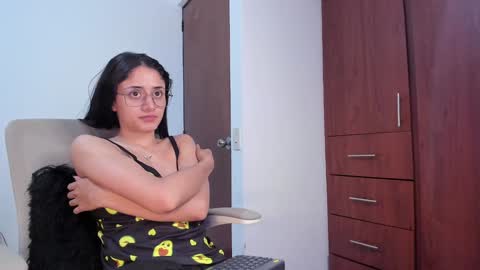 Snapshot of caroliine__ chatting on January 8, 2025, 11:52 pm Caroline online show from January 8, 2025, 11:52 pm