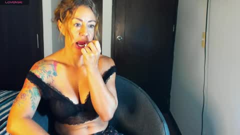 Snapshot of carolina_zaens chatting on April 22, 2026, 2:29 pm carolina_zaens online show from April 22, 2026, 2:29 pm