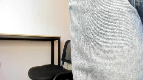  Caroline  online show from April 1, 2026, 11:33 am