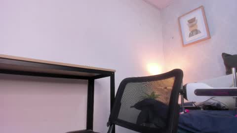  Caroline  online show from April 18, 2026, 11:25 am