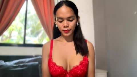 caroline_east online show from April 16, 2026, 2:01 am