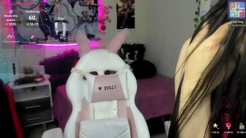 Snapshot of caroline_lenox chatting on December 15, 2024, 7:02 am Caroline Lenox online show from December 15, 2024, 7:02 am