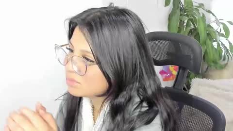 caroline_rodriguez_9 online show from September 27, 2025, 4:12 pm