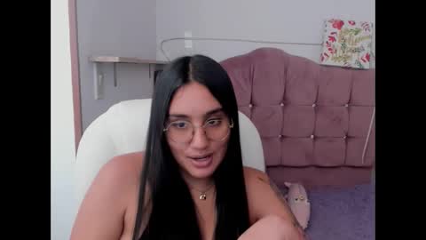 caroline_rodriguez_9 online show from December 13, 2025, 7:53 pm