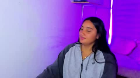 caroline_rodriguez_9 online show from January 6, 2026, 4:43 pm