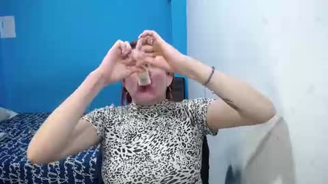 Snapshot of carolinhe_ chatting on July 18, 2026, 10:24 pm Carolinhe online show from July 18, 2026, 10:24 pm