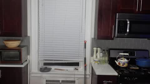 carrie madsin online show from November 24, 2025, 11:15 pm