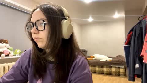 Emilia online show from December 17, 2025, 3:12 am