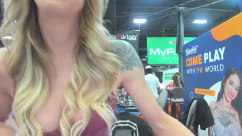 Snapshot of caseykissesxoxo chatting on October 26, 2025, 6:58 pm casey kisses online show from October 26, 2025, 6:58 pm