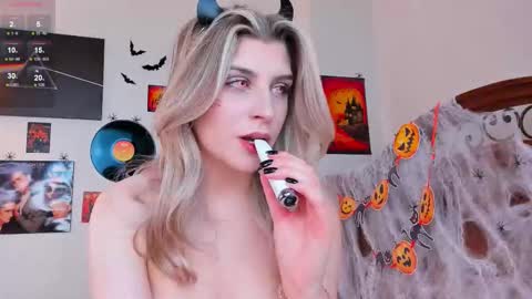 Im Cassie3 online show from October 31, 2025, 7:53 am