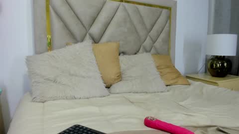 Catalina online show from December 18, 2024, 7:52 pm