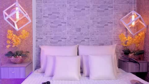 CatalinnaThompson online show from November 19, 2025, 12:05 pm