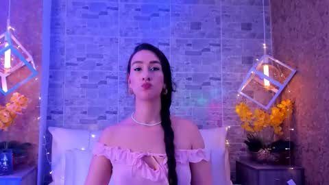 CatalinnaThompson online show from December 2, 2025, 11:48 am