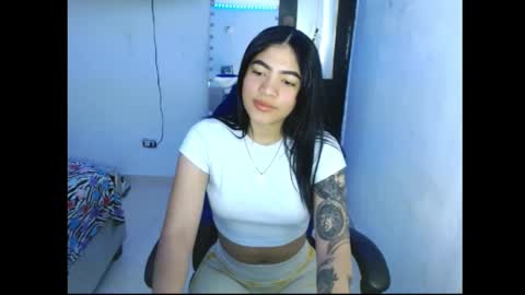 Caylinn online show from November 23, 2025, 1:22 pm