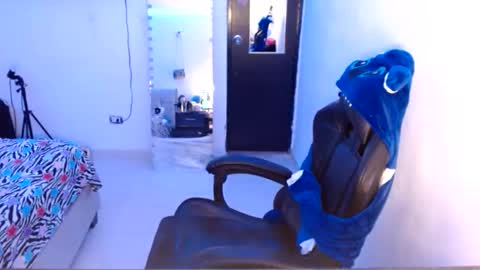 Caylinn online show from November 24, 2025, 2:17 pm