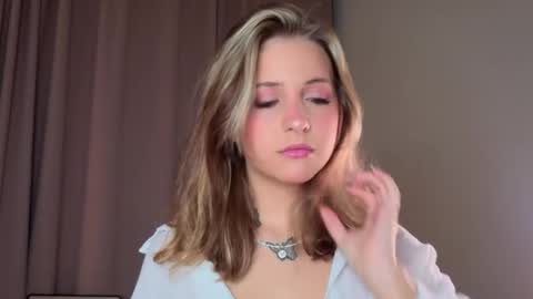 Lina  online show from April 16, 2026, 7:25 pm