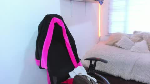 celeste_bonnet1 online show from November 8, 2025, 7:34 pm