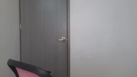 Snapshot of celeste_shinny chatting on November 25, 2025, 5:13 pm celeste_shinny online show from November 25, 2025, 5:13 pm