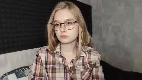 Snapshot of chanelledroz chatting on February 25, 2026, 8:24 am Lia online show from February 25, 2026, 8:24 am