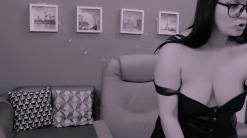 The Queen online show from December 8, 2024, 11:08 pm