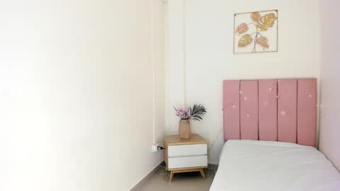 Snapshot of charlotte_capell chatting on December 22, 2025, 4:20 am Charly online show from December 22, 2025, 4:20 am