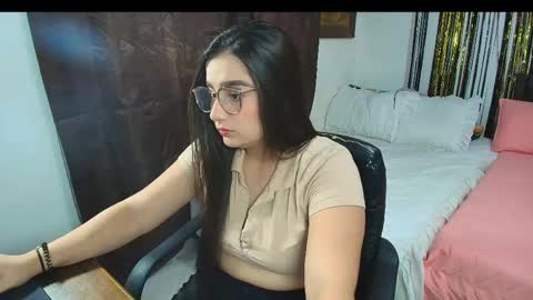 charlotte_richardson online show from December 4, 2025, 2:21 am