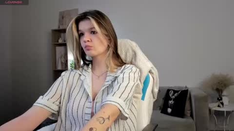 Snapshot of charmingvixen chatting on November 17, 2025, 10:54 am Kati online show from November 17, 2025, 10:54 am