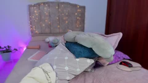 Snapshot of cherries_and_wine_ chatting on December 1, 2024, 9:04 pm cherries_and_wine_ online show from December 1, 2024, 9:04 pm