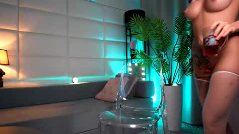 Julia online show from November 18, 2025, 11:37 pm