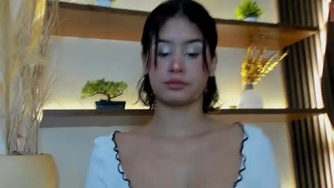 C H L O E  online show from December 22, 2025, 1:19 pm