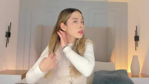 Chloe online show from April 17, 2026, 12:19 pm