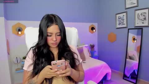 Chloe online show from November 26, 2025, 3:35 pm