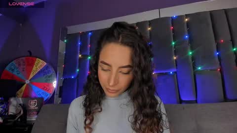 Isabella curly hair - Anastasia short hair  online show from January 9, 2025, 9:05 pm