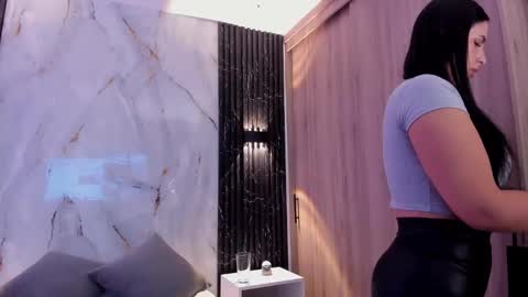 chloe online show from October 14, 2025, 10:27 am