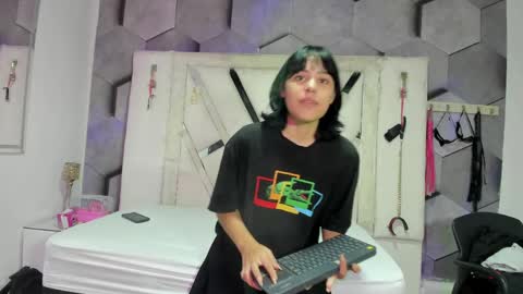 chloeandterra online show from June 1, 2026, 1:35 pm