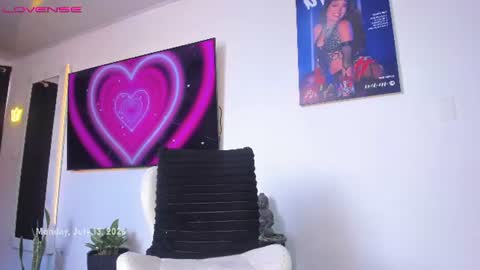 Snapshot of chloebigcockxx chatting on July 13, 2026, 6:00 pm Im Chloe independent account online show from July 13, 2026, 6:00 pm