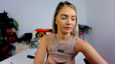 Chloe online show from October 26, 2025, 5:02 am