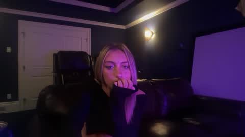 chloeros3e online show from September 29, 2025, 5:18 pm