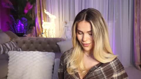 Chloe online show from December 3, 2025, 9:46 pm