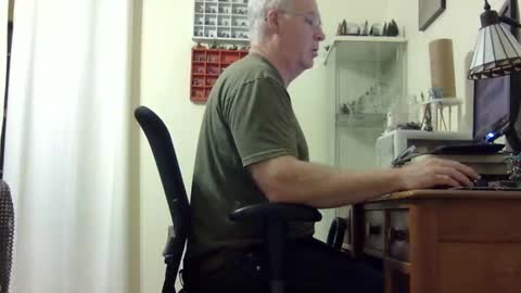 Snapshot of chris2002b chatting on November 9, 2025, 3:49 am chris2002b online show from November 9, 2025, 3:49 am